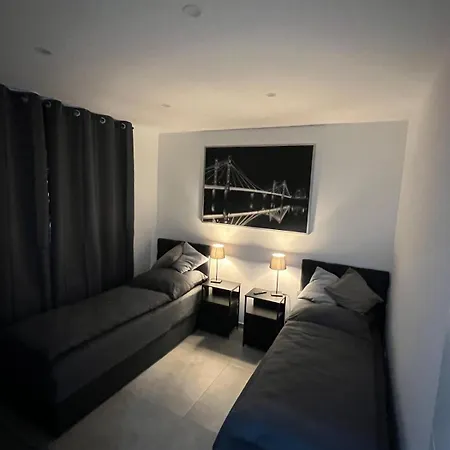Apartment 1 Mit Bad An Der Stadt Grenze Berlins